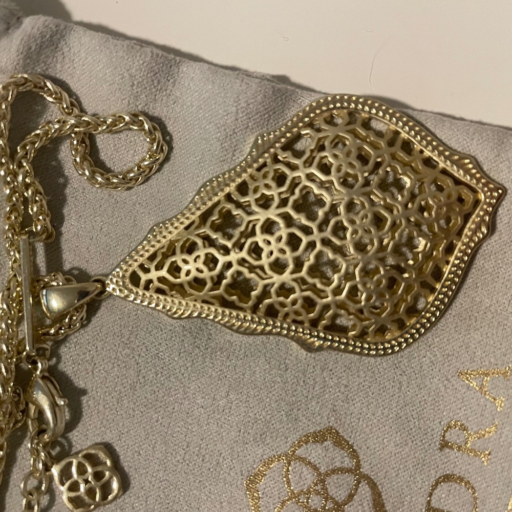 Kendra Scott-Long Pendant necklance, gold.